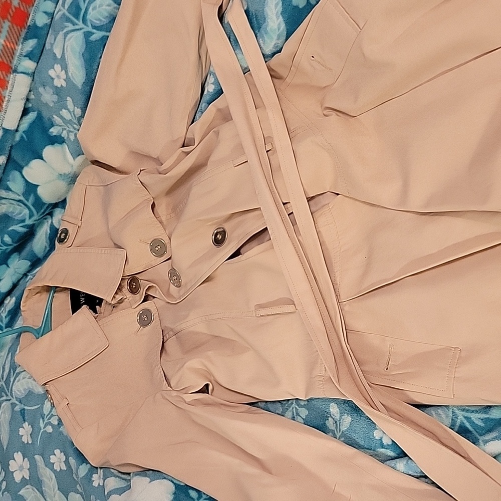 Tan trench coat size M nine west brand new! Very sexy!